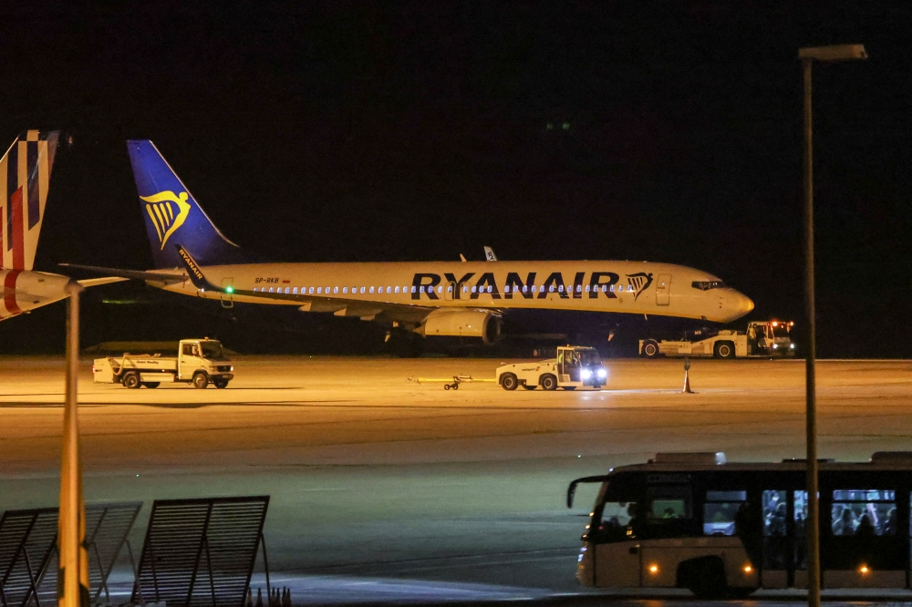 A Ryanair plane is seen on the runway, after landing at Athens' International Eleftherios Venizelos airport, following a bomb threat in midair, on the outskirts of Athens, Greece, January 22, 2023. (REUTERS/Alkis Konstantinidis)