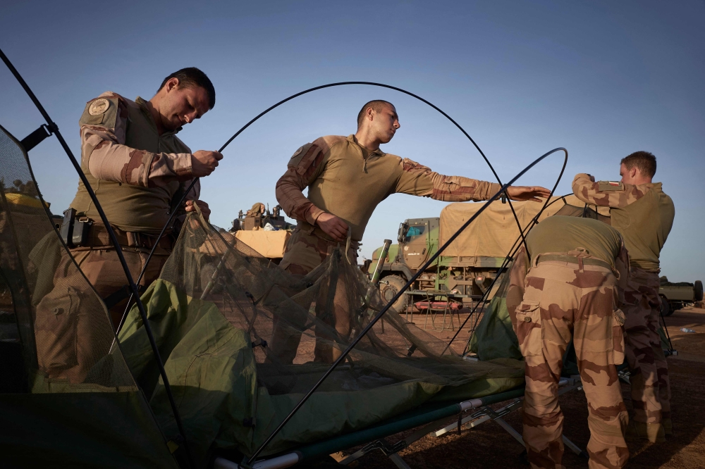 In this file photo taken on November 10, 2019, soldiers of the French Army set up their tents in a Temporary Operative Advanced Base (BOAT) during the Bourgou IV operation in northern Burkina Faso. - France said on January 25, 2023, it would pull troops from Burkina Faso within a month. (Photo by MICHELE CATTANI / AFP)