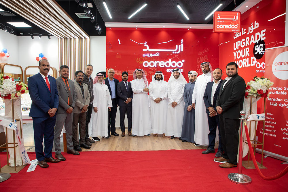 Ooredoo and 'Telegraph Telephone' representatives at the inauguration of the new shop at Lulu Hypermarket in Dakhira, Al Khor. 

