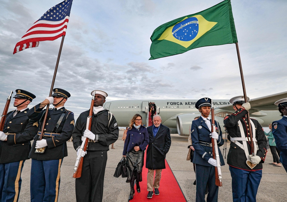 Brazilian Presidency press office showing Brazilian President Luiz Inلcio Lula da Silva and his wife Rosângela Lula da Silva on arrival in Washington, on February 9, 2023. - Lula arrived on an official visit and will meet his US counterpart Joe Biden at the White House on February 10, 2023. (Photo by Ricardo STUCKERT / Brazilian Presidency / AFP) 