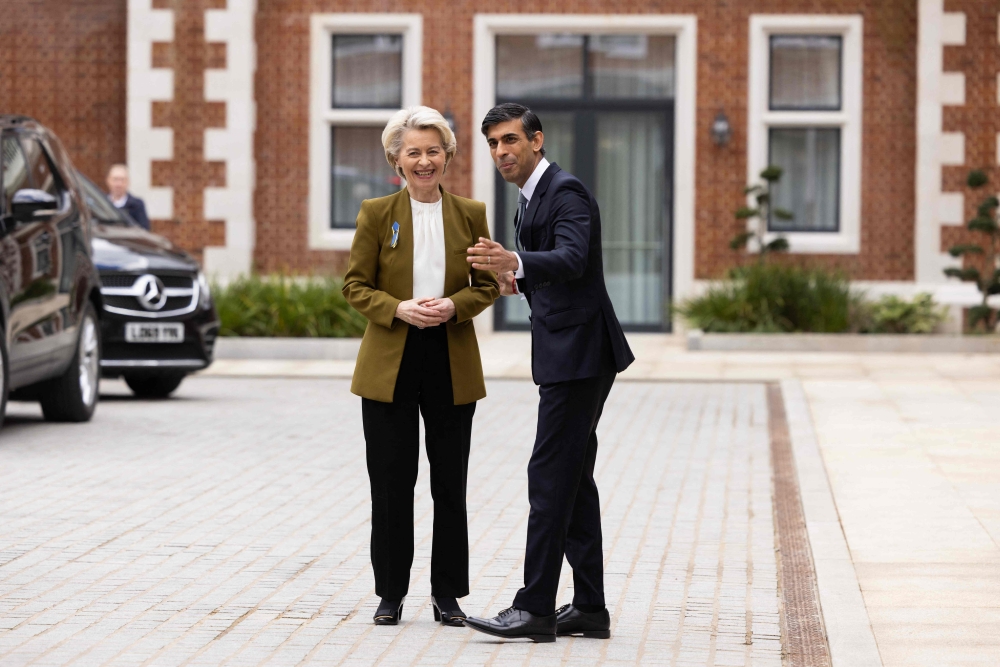 Britain's Prime Minister Rishi Sunak greets European Commission chief Ursula von der Leyen as she arrives at the Fairmont Hotel in Windsor, west of London on February 27, 2023, ahead of their meeting. - Britain and the European Union were on Monday poised to agree a crucial overhaul of trade rules in Northern Ireland, in a breakthrough aimed at resetting strained relations since Brexit. (Photo by Dan Kitwood / POOL / AFP)