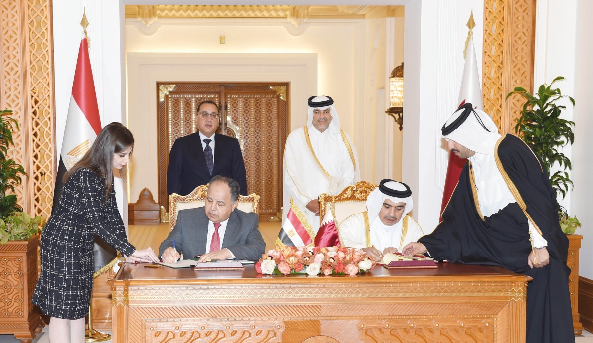 Prime Minister and Minister of Interior H E Sheikh Khalid bin Khalifa bin Abdulaziz Al Thani and  Prime Minister of Egypt H E Dr. Mostafa Kamal Madbouly witnessing signing of agreements between the two countries.       
