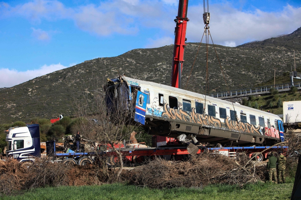 Technical crews remove a train carriage from the scene of February 28's train accident in the valley of Tempi, near Larissa, on March 3, 2023. (Photo by STRINGER / AFP)