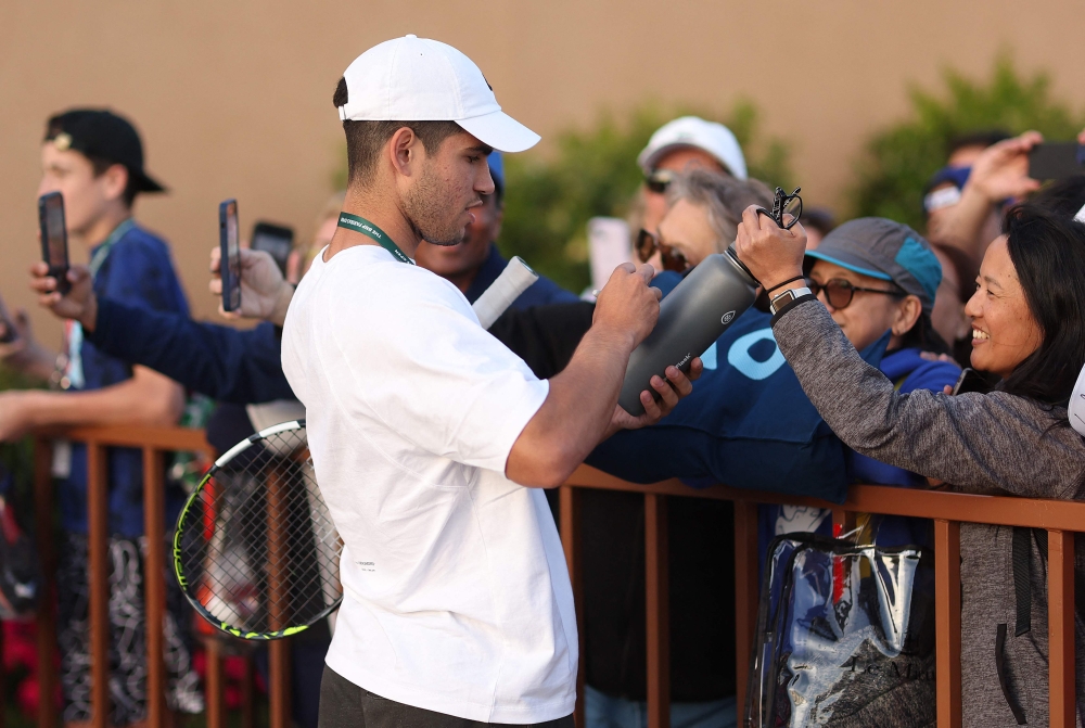 Carlos Alcaraz of Spain signs autographs during the BNP Paribas Open on March 08, 2023 in Indian Wells, California. Julian Finney/Getty Images/AFP 