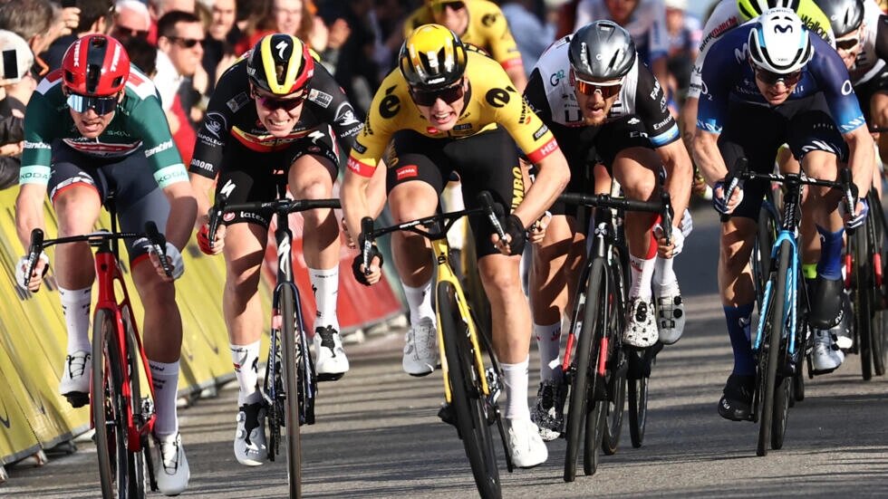 Olav Kooij, centre, outsprints Mads Pedersen (left) and Tim Merlier (second left). Anne-Christine POUJOULAT / AFP
