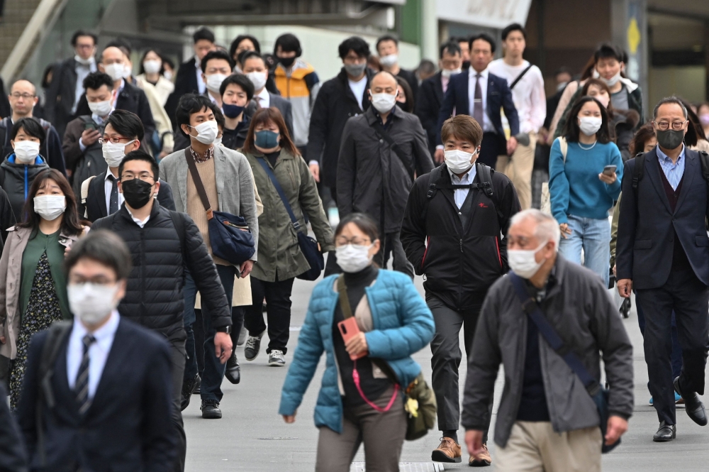 Masks stay put in Japan as 3year request to wear them ends The Peninsula Qatar