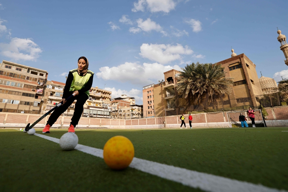 Egyptian female field hockey players attend a training session in al-Zagzig city, at Sharqiya governorate, northeast of Cairo, on March 6, 2023. (Photo by Khaled Desouki 
/ AFP)