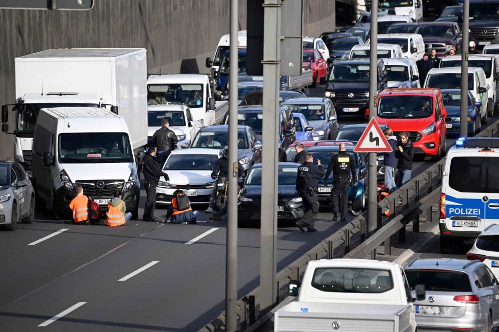 Police remove activists of the environmental group 