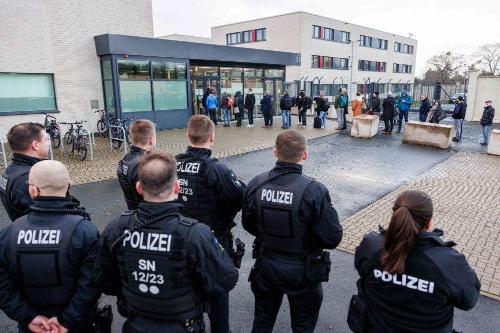 In this file photo taken on January 10, 2023, police officers secure the building of the Higher Regional Court in Dresden, eastern Germany, prior to a hearing in the trial over a jewellery heist on the Green Vault (Gruenes Gewoelbe) museum in Dresden's Royal Palace in November 2019. (Photo by Jens Schlueter / AFP)