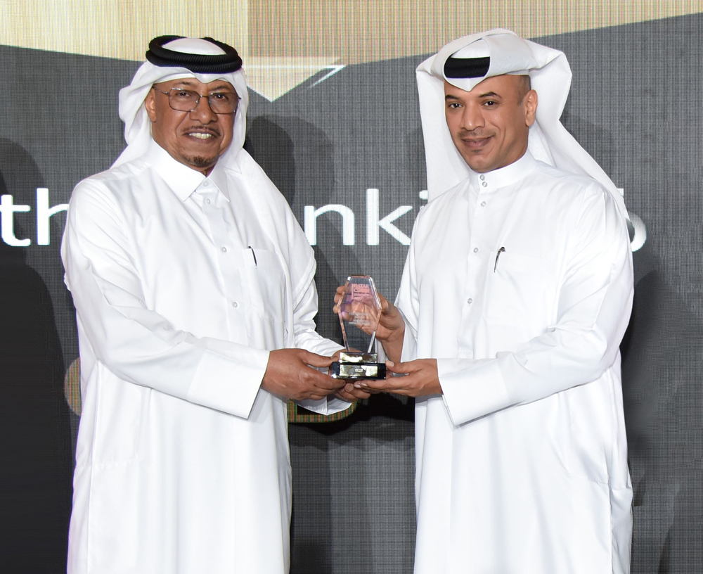 QIIB Head of Human Resources and Administrative Affairs, Ali Al Mesaifri receiving award from Qatar CSR National Program, CEO, Dr. Saif Ali Al Hajari at the Qatar CSR Summit.
