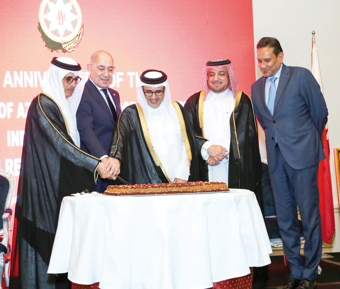 Minister of Municipality, H E Dr. Abdullah bin Abdulaziz bin Turki Al Subaie (centre); Minister of State and President of Qatar National Library H E Dr. Hamad bin Abdulaziz Al Kawari (first left); Azerbaijan Ambassador to Qatar H E Mahir Aliyev (second left); Ministry of Foreign Affairs’ Department of Protocol Director Ambassador Ibrahim Fakhro (second right) and Singapore Ambassador to Qatar H E Jai Sohan Singh (first right) during the cake-cutting ceremony to mark Azerbaijan’s 105th anniversary of Independence in Doha.