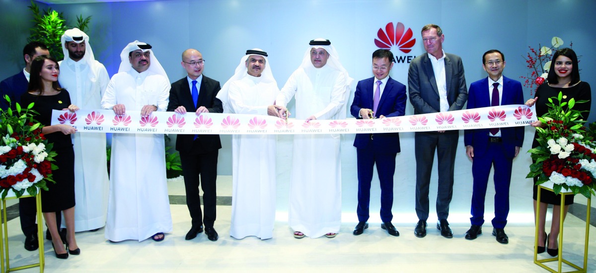 Minister of Communications and Information Technology, H E Mohammed bin Ali Al Mannai, along with officials from UDC, Huawei, and IPA Qatar during the ribbon cutting ceremony held at the Huawei headquarters in UDC Tower, The Pearl. (Photo by Rajan Vadakkemuriyil/ThePeninsula)