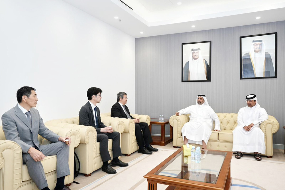 Minister of Environment and Climate Change H E Sheikh Dr. Faleh bin Nasser Al Thani with officials during the launch of the early warning system.