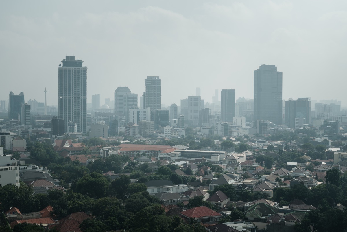 In this picture taken on August 9, 2023, buildings are seen in the haze caused by the air pollution in Jakarta. (Photo by Yasuyoshi Chiba / AFP)