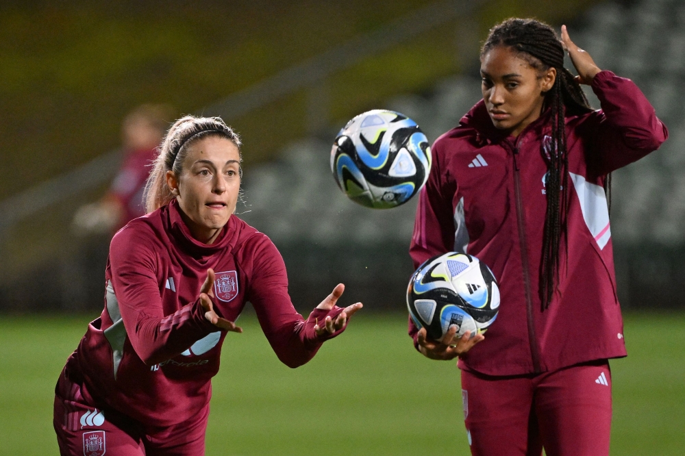 Spain's players Alexia Putella (L) and Salma Paralluelo (2nd R) take part in a training session at the North Harbour Stadium in Auckland on August 13, 2023. (Photo by Saeed Khan / AFP)