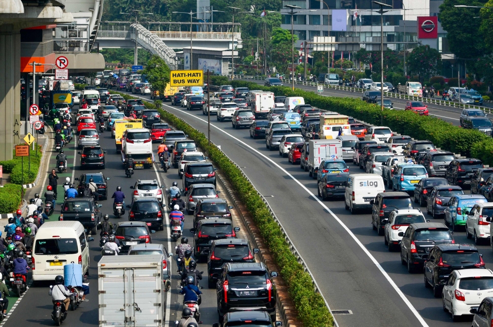 Traffic is seen during morning rush hour in Jakarta on August 21, 2023, the first day the local government began a remote working scheme for 50 percent of its employees to help reduce air pollution. Photo by BAY ISMOYO / AFP
