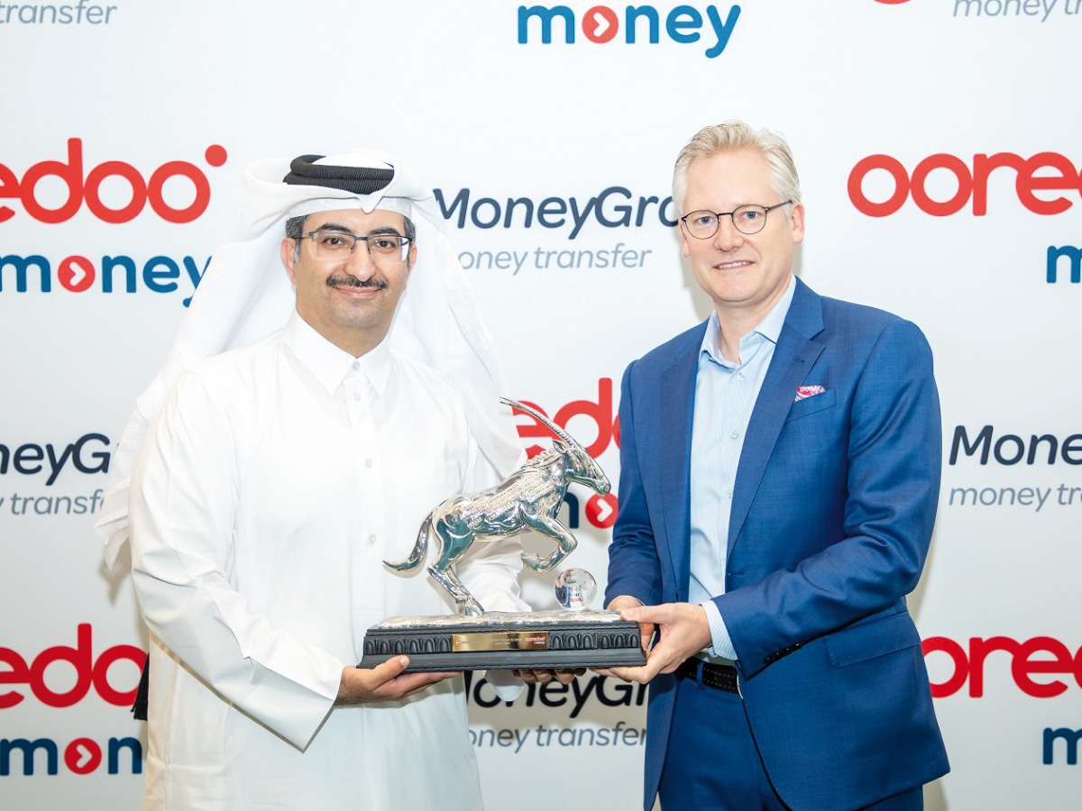 Ooredoo Qatar Chief Executive Officer, Sheikh Ali bin Jabor Al Thani receiving an award from MoneyGram Chairman and CEO, Alex Holmes.