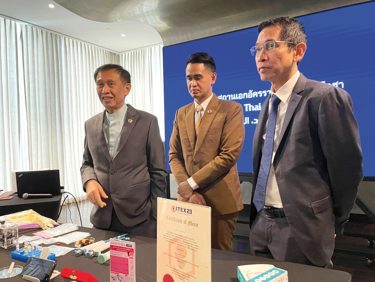 Thailand Embassy Ambassador to Qatar, H E Sira Swangsilpa (right) along with HSC Founding Director, Assoc. Prof Dr. Winai Dahlan (left) and HSC Assistant Director Dr. Anat Denyingyhot (centre) during the seminar.