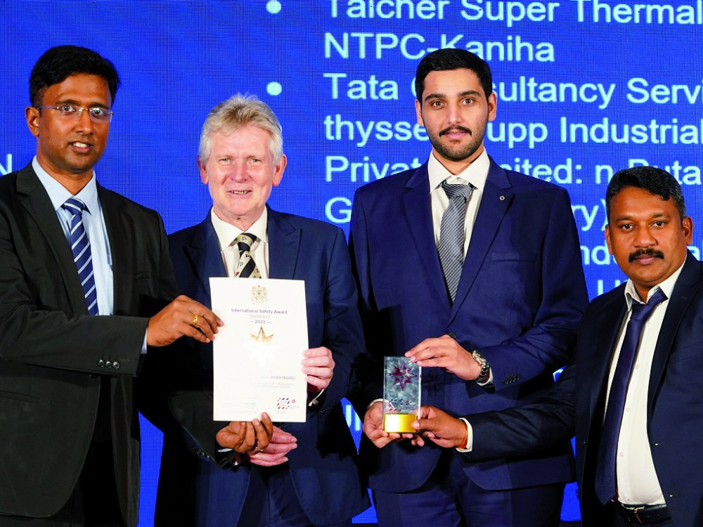 Ashghal officials receiving the award during the ceremony.