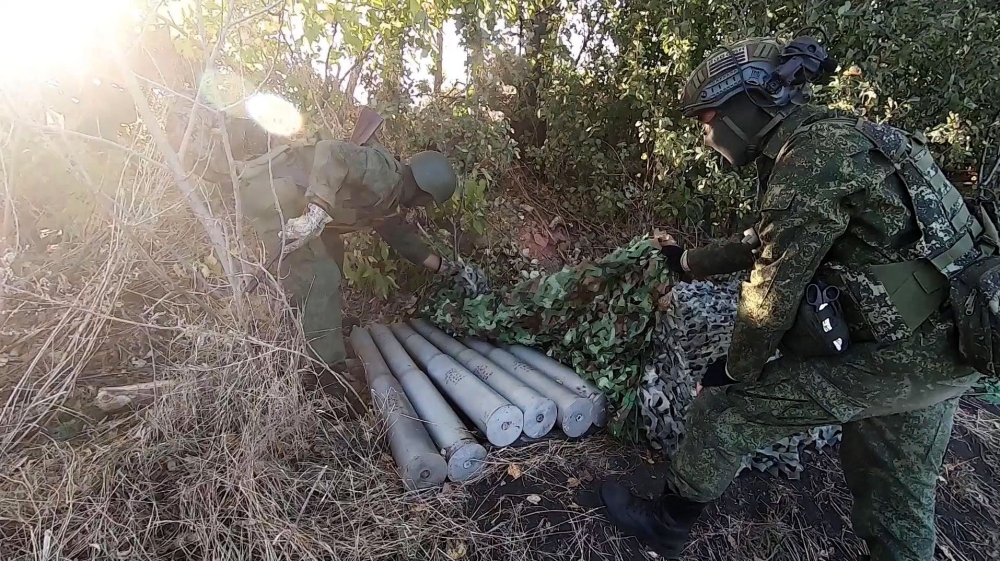 In this handout videograb of footage taken and released by the Russian Ministry of Defence on September 25, 2023, Russian troops prepare to shell Ukrainian positions around the area of Kupiansk in eastern Ukraine. (Photo by Russian Defence Ministry / AFP) 