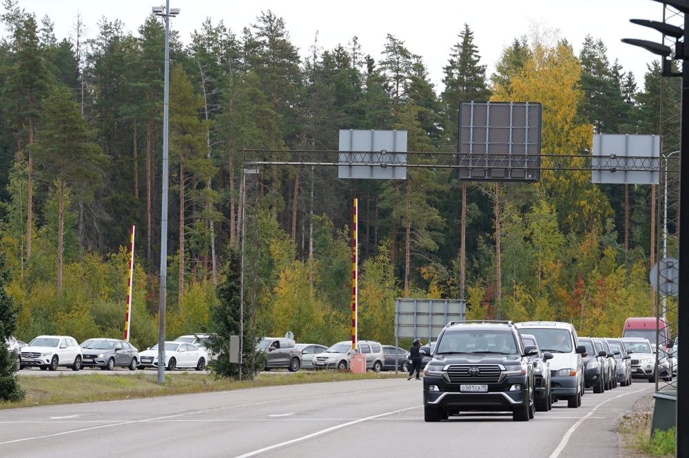 File photo: Cars queue to enter Finland from Russia at Finland's most southern crossing point Vaalimaa, around three hour drive from Saint Petersburg, in Vaalimaa, Finland September 23, 2022. (Reuters/Janis Laizans)
