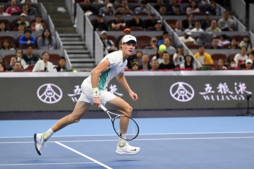 Italy's Jannik Sinner hits a return to Spain痴 Carlos Alcaraz during their men's singles semifinal match at the China Open tennis tournament in Beijing on October 3, 2023. (Photo by Pedro PARDO / AFP)