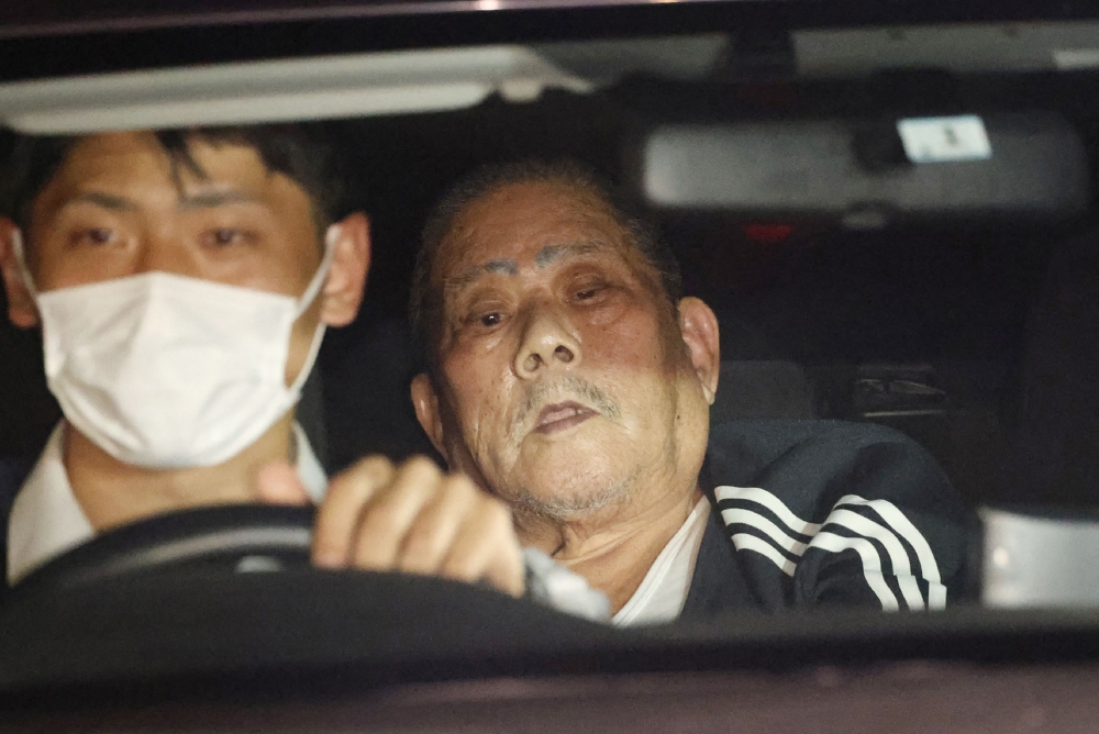 Suspect Tsuneo Suzuki (R), who barricaded himself in a post office, is transferred by a police vehicle in Warabi city, Saitama prefecture on October 31, 2023. Photo by JIJI PRESS / AFP