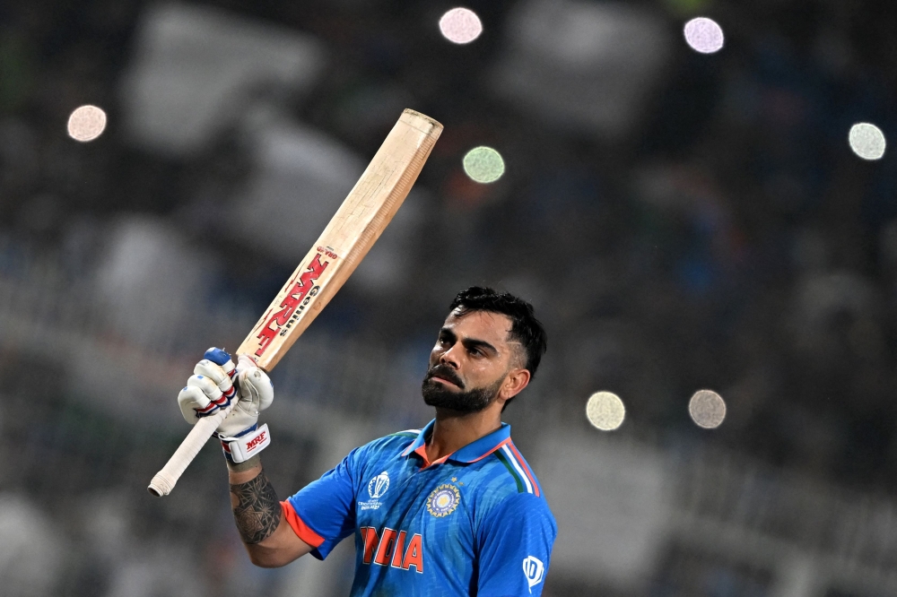 India's Virat Kohli celebrates after scoring a century (100 runs) during the 2023 ICC Men's Cricket World Cup one-day international (ODI) match on November 5, 2023. (Photo by Dibyangshu Sarkar / AFP) 