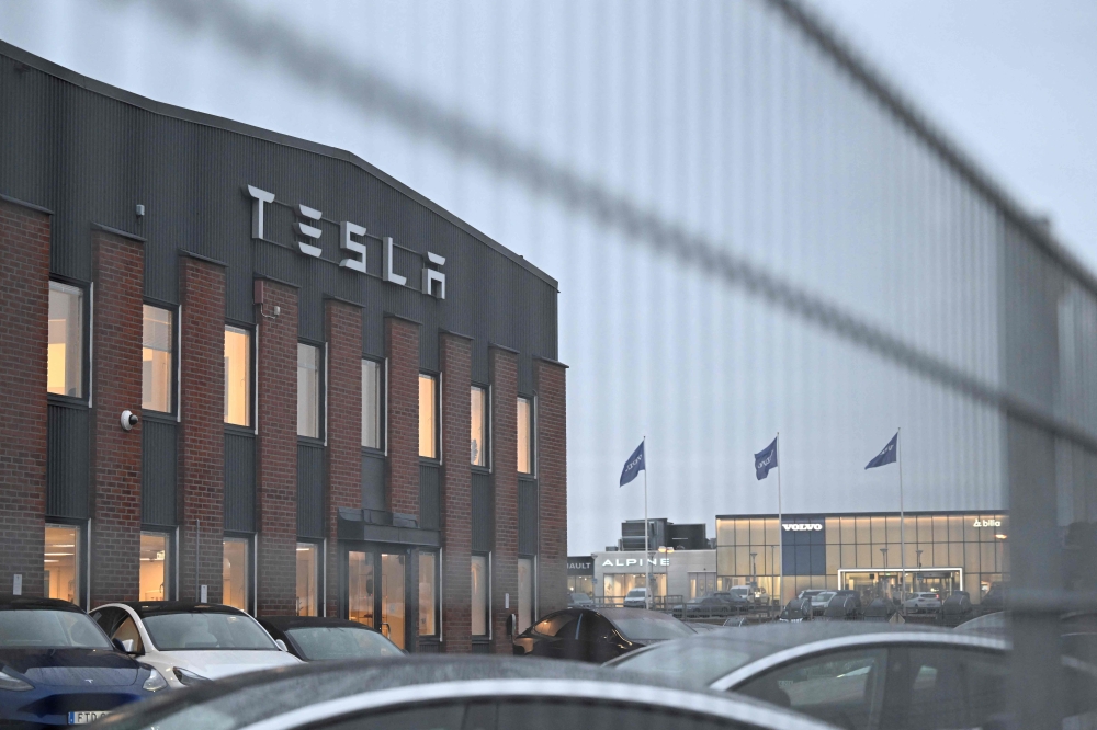 A photograph taken on October 27, 2023 shows a view of the electric car company Tesla's Service Center in Segeltorp, south of Stockholm, where workers strike for the signing of a collective agreement. Photo by Jessica Gow/TT / TT NEWS AGENCY / AFP

