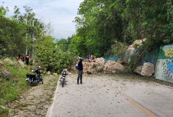 This handout photo obtained on November 17, 2023 from the facebook page of Justin Kyle T. Imperial, shows a landslide in Malapatan in Sarangani Province after a strong magnitude 6.7 earthquake shook the southern Philippines. (Photo by Handout / AFP) 