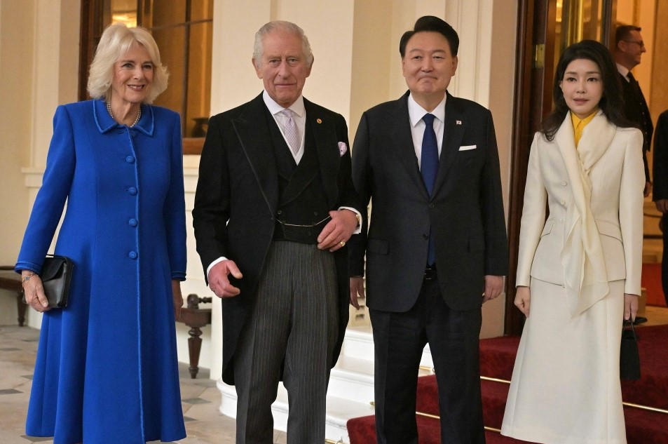 Britain's King Charles III and Britain's Queen Camilla pose with South Korea's President Yoon Suk Yeol and South Korea's First lady Kim Keon Hee during a formal farewell at Buckingham Palace, in central London on November 23, 2023. (Photo by Ben Stansall / POOL / AFP)