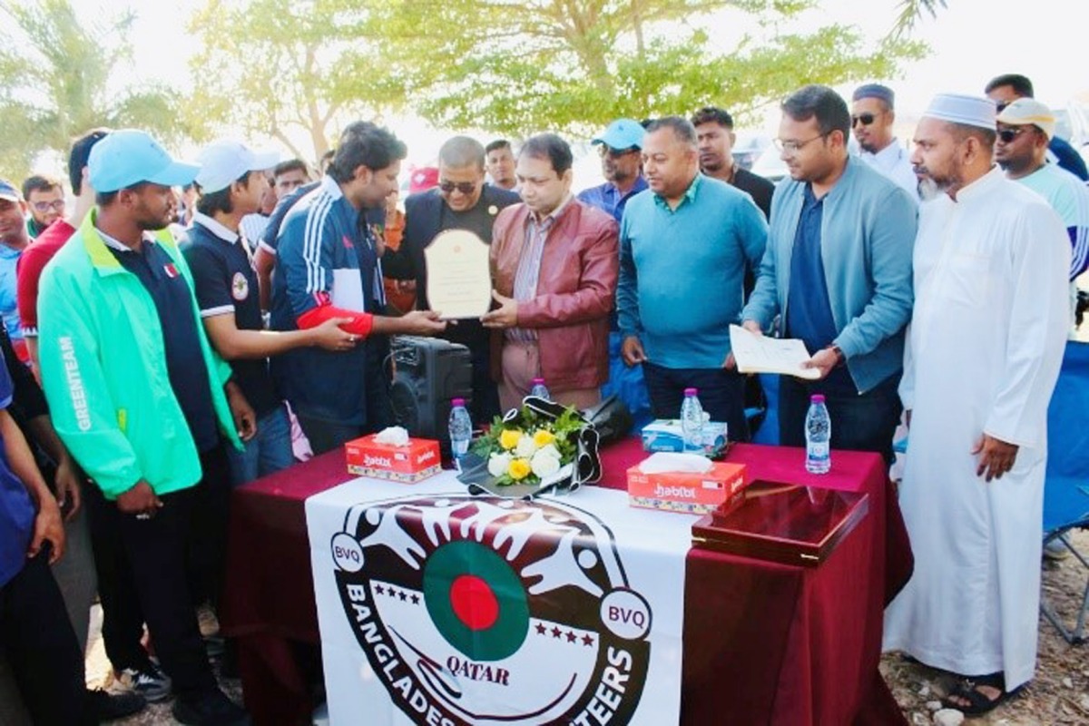 Ambassador of Bangladesh to Qatar H E Md. Nazrul Islam along with Embassy officials during inauguration of the beach cleanup at Al Wakra Public Beach. 