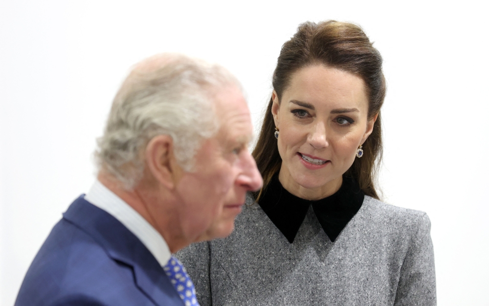 (FILES) Britain's Prince Charles, Prince of Wales (L) talks with Britain's Catherine, Duchess of Cambridge, during their visit to The Prince's Foundation's 'Trinity Buoy Wharf' training site for arts and culture, in east London on February 3, 2022. (Photo by Chris Jackson / POOL / AFP)
