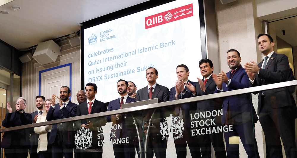 Vice Chairman of the Qatari Businessmen Association, Sheikh Dr. Khalid bin Thani Al Thani; Deputy Head of Mission, Qatar Embassy in the UK, H E Jassim Moftah Al Moftah;  Commercial Attaché  at the Qatar Embassy in the UK, Abdulla Ghain Al Ghanim and QIIB CEO, Dr. Abdulbasit Ahmad Al Shaibei with other officials during the listing of QIIB’s Sustainable Sukuk on the London Stock Exchange. 