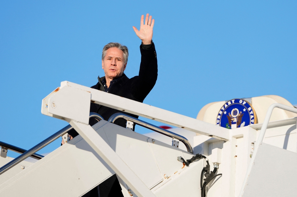 US Secretary of State Antony Blinken waves as he boards a plane at Joint Base Andrews, Maryland on February 4, 2024, en route to Saudi Arabia. (Photo by Mark Schiefelbein / Pool / AFP)
 