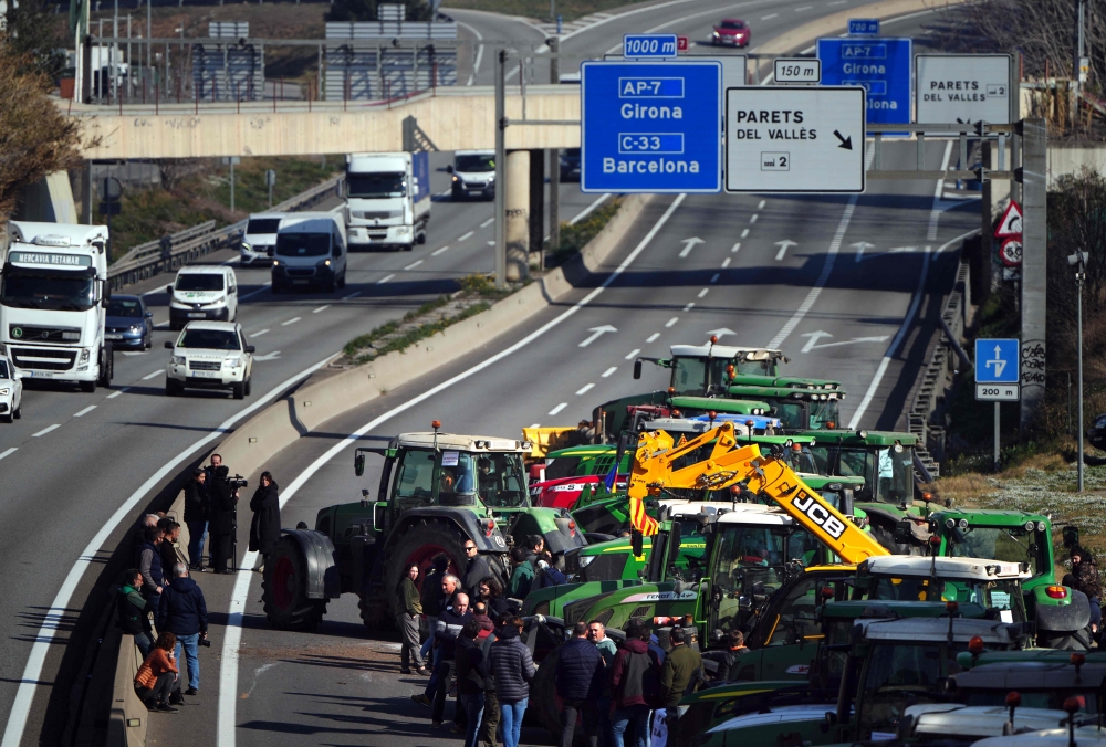 Tractors are parked on the highway during a protest near Parets del Valles, around 20 km north of Barcelona, on February 7, 2024. Photo by Pau Barrena / AFP