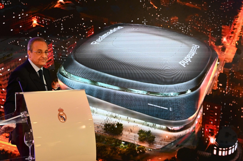 Real Madrid´s President Florentino Perez attends the unveiling of the Santiago Bernabeu stadium redevelopment plans on April 2, 2019 in Madrid. / AFP / GABRIEL BOUYS

