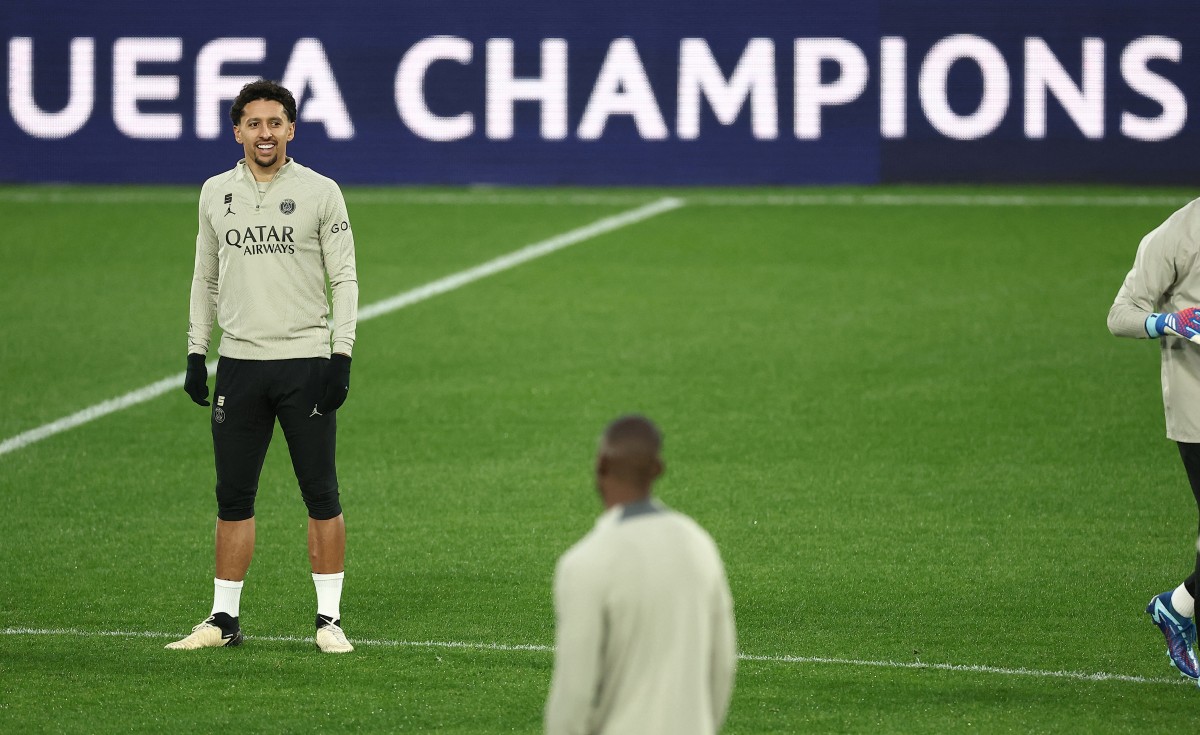 Paris Saint-Germain's Brazilian defender #05 Marquinhos (L) attends a training session on the eve of their UEFA Champions League last 16 second leg football match against Real Sociedad at the Reale Arena stadium in San Sebastian on March 4, 2024. (Photo by FRANCK FIFE / AFP)
