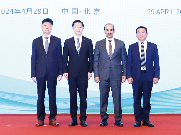 Minister of State for Energy Affairs, the President and CEO of QatarEnergy H E Saad Sherida Al Kaabi; Wang Yongxin, President of CMES; Li Maozhong, Chairman of Shandong Marine Energy; and Cong Jian, General Manager of CLNG pose for a group photo.