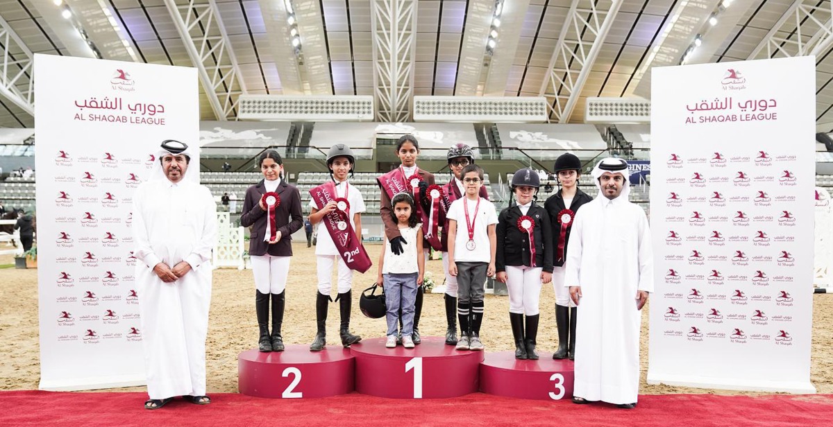 The winners of the Intro 40 cm category pose for a photograph with officials.   