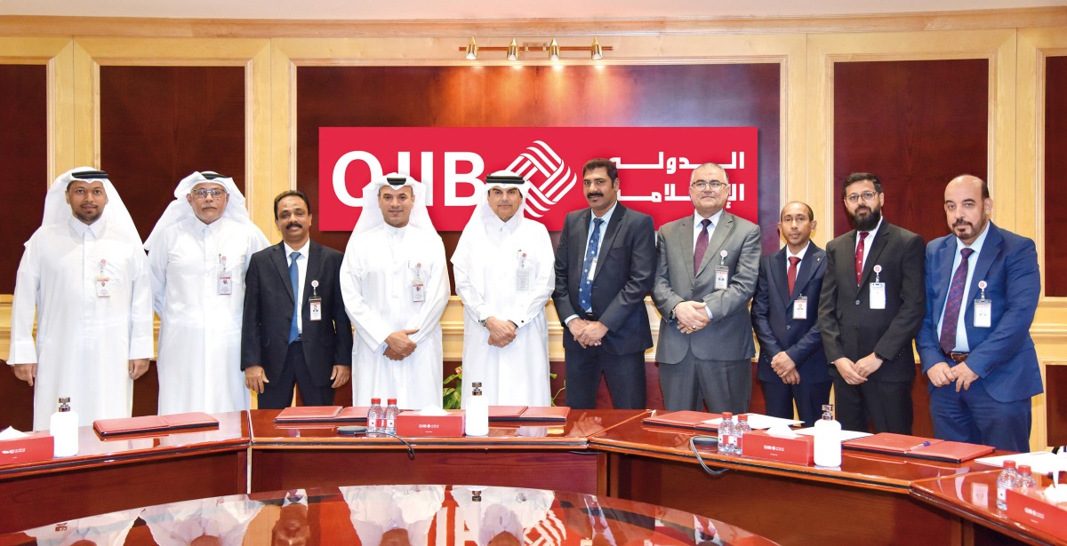 QIIB CEO Dr. Abdulbasit Ahmad Al Shaibei along with other officials during the honouring ceremony.
