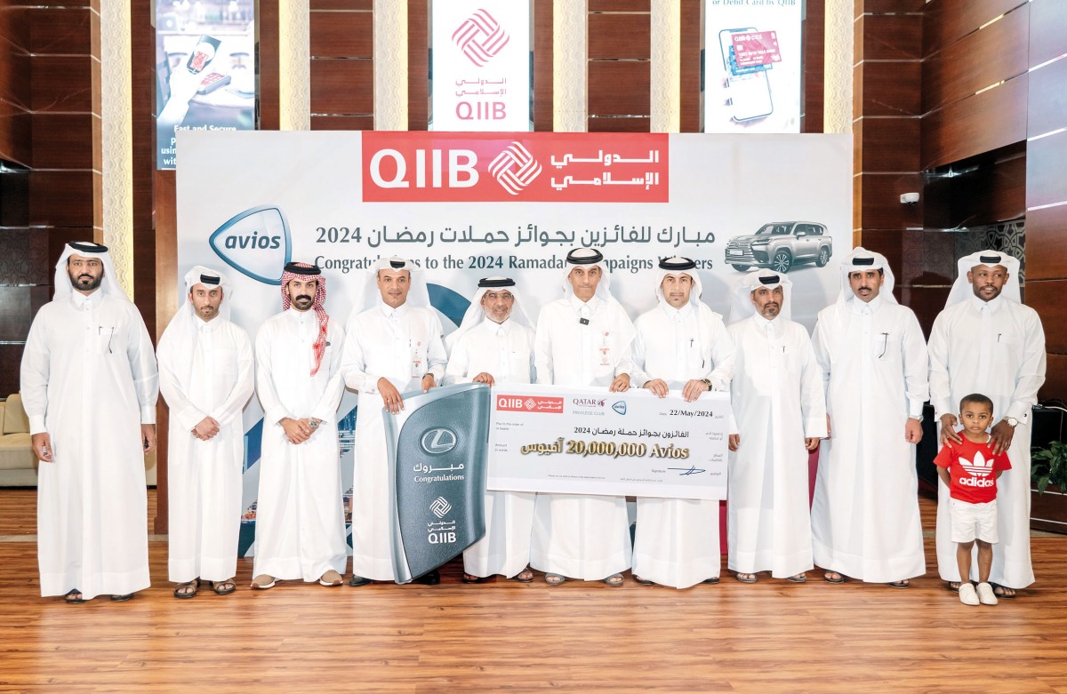 QIIB officials awarding the winners during the prize distribution ceremony.