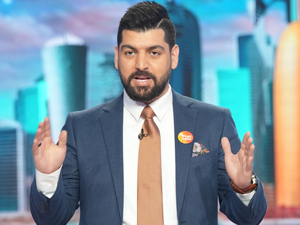 Yaman Tayyar presenting his innovation, ‘Geno’ a microfluidic mixer, to the judges. 