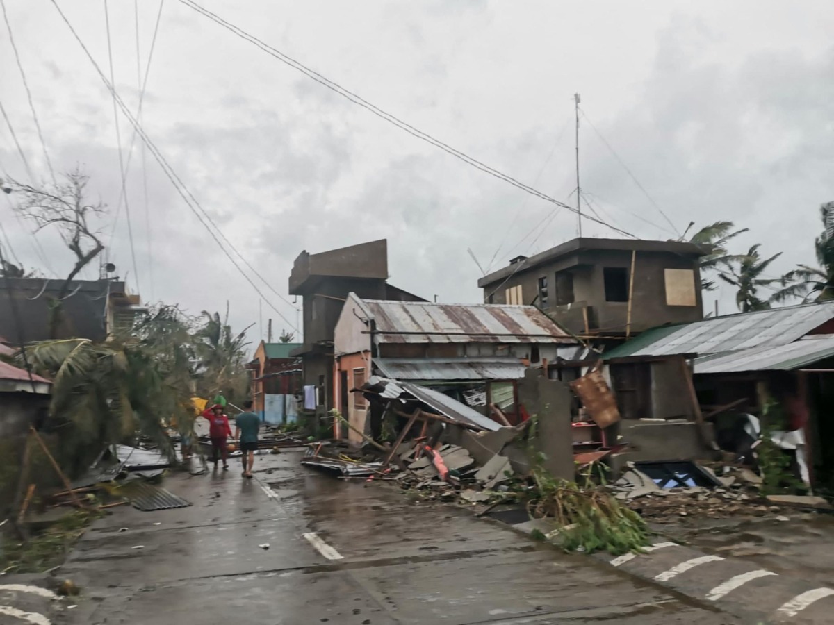 Super Typhoon Man-yi batters Philippines' most populous island
