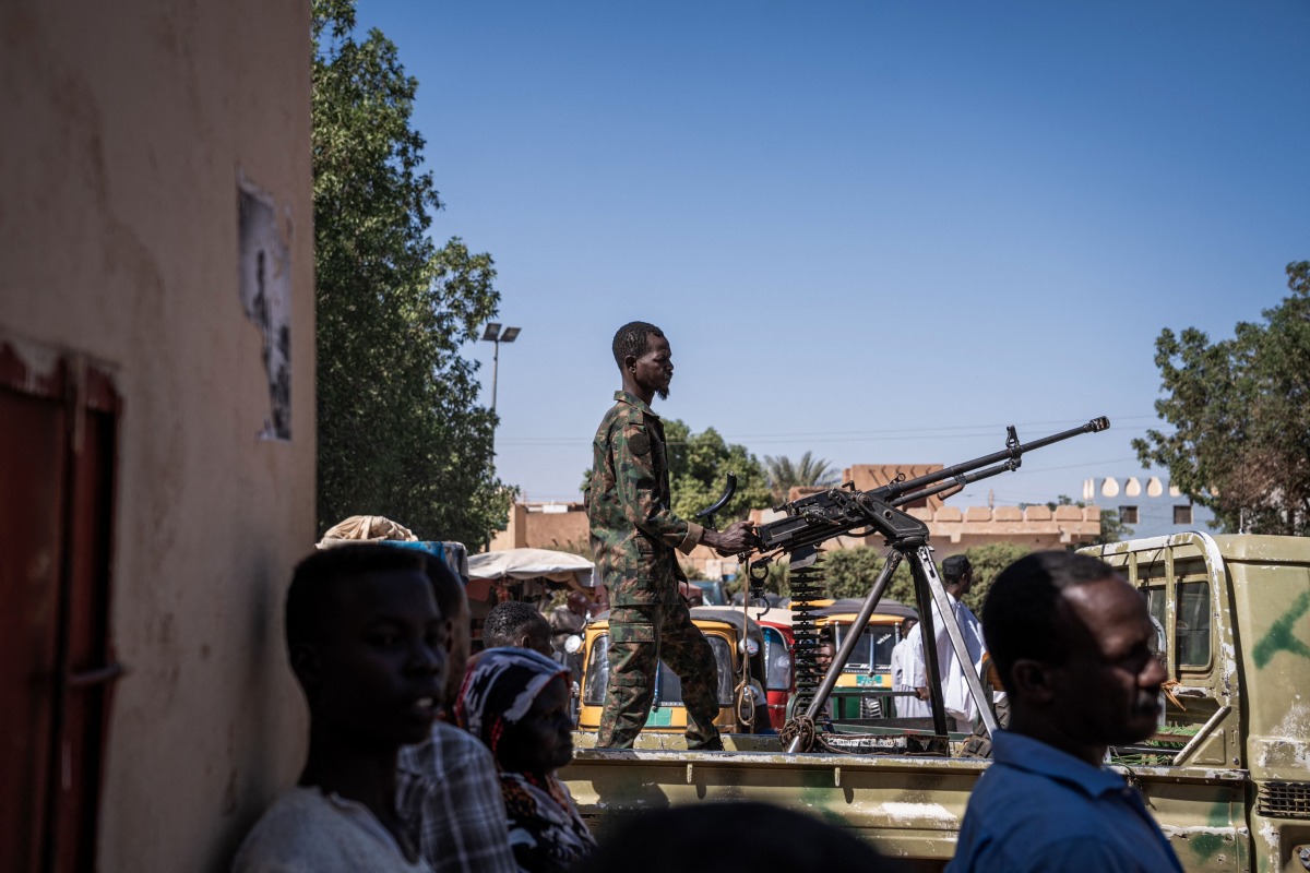 (FILES) A Sudanese army soldier mans a machine gun on top of a military pickup truck outside a hospital in Omdurman on November 2, 2024. (Photo by Amaury Falt-Brown / AFP)
