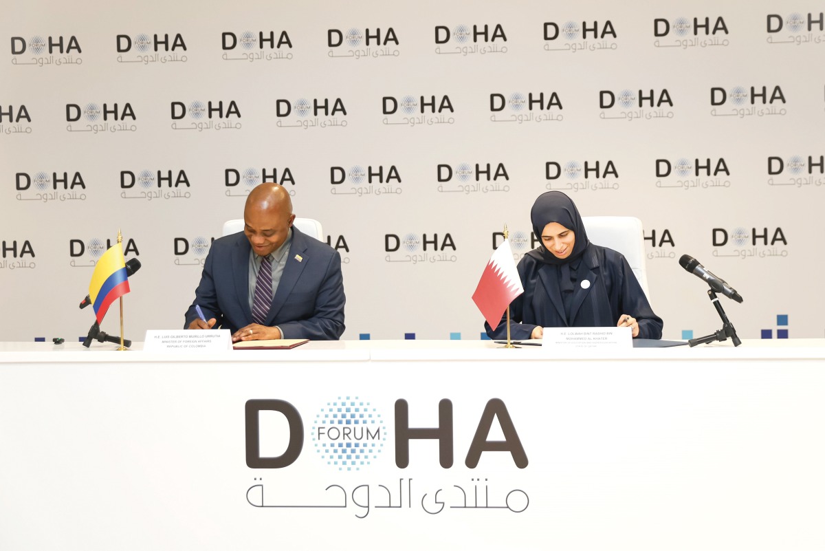 Minister of Education and Higher Education H E Lolwah bint Rashid bin Mohammed Al Khater, and Minister of Foreign Affairs of Republic of Colombia H E Luis Gilberto Murillo signing the agreement.