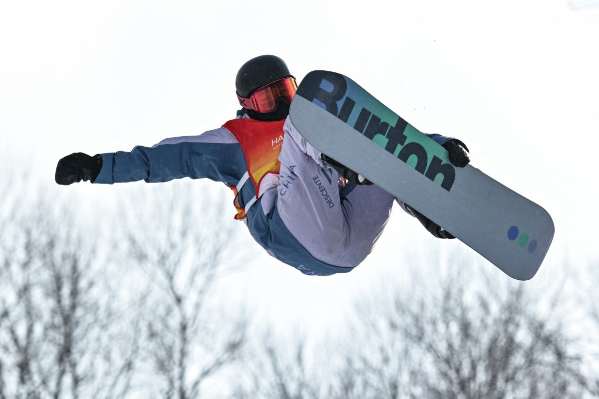 China's Wu Shaotong competes in the women's snowboard halfpipe qualification during the Harbin 2025 Asian Winter Games in Yabuli, Northeast China's Heilongjian province on February 12, 2025. (Photo by Hector RETAMAL / AFP)
