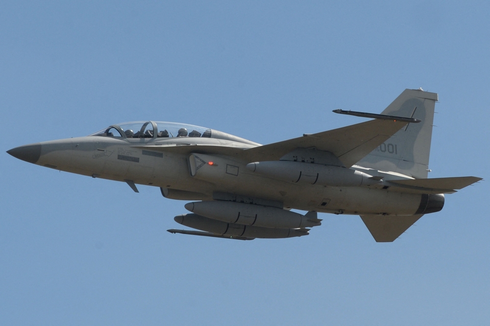 A Philippine Air Force FA-50 multirole light fighter aircraft flies past at the Clark Air Base in Angeles City, Pampanga province on November 18, 2015. (Photo by Ted Aljibe / AFP)