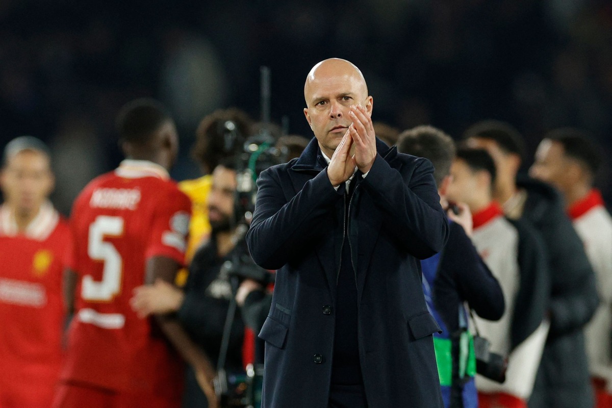 Liverpool's Dutch coach Arne Slot acknowledges the supporters as he celebrates Liverpool's victory at the end of the UEFA Champions League Round of 16 first leg football match between Paris Saint-Germain (FRA) and Liverpool (ENG) at the Parc des Princes stadium in Paris on March 5, 2025. (Photo by GEOFFROY VAN DER HASSELT / AFP)