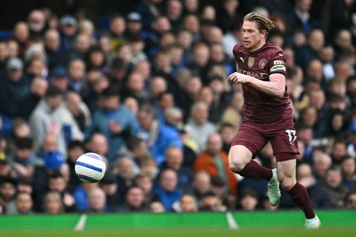 Manchester City's Belgian midfielder #17 Kevin De Bruyne runs with the ball during the English Premier League football match between Everton and Manchester City at Goodison Park in Liverpool, north west England on April 19, 2025. (Photo by Paul ELLIS / AFP)